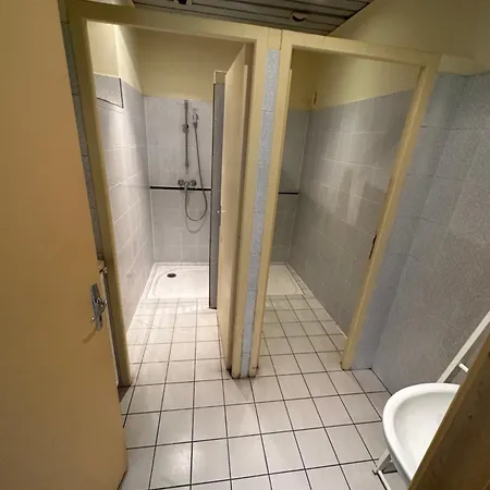 De La Gare Simple Avec Lavabo Tarbes